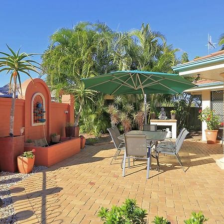 Golden Cane Bed & Breakfast Bargara Exterior foto